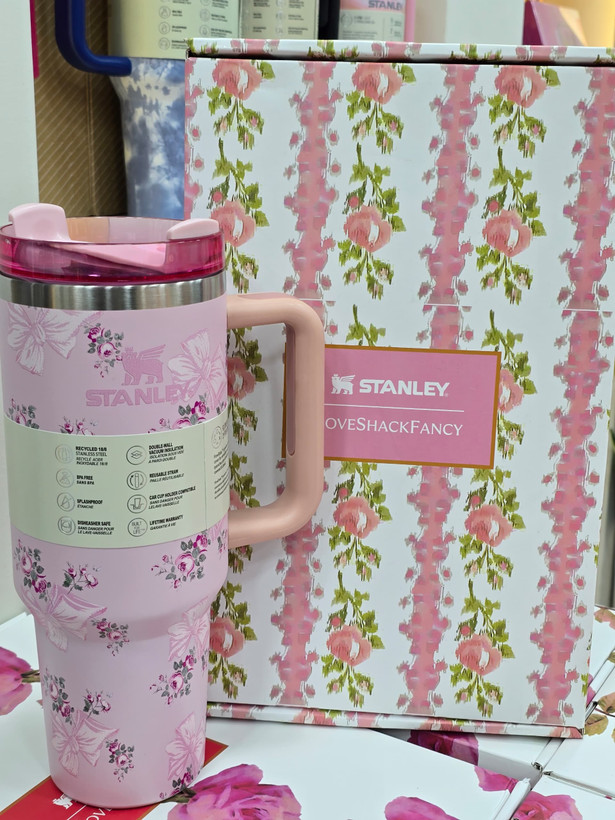 ماگ استنلی دسته دار طرح کادویی همراه با جعبه زیبا (۱.۱۸ لیتر ) Quencher H2.O Tumbler