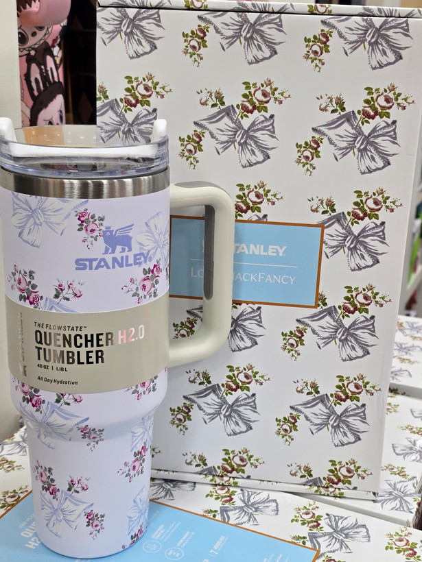 ماگ استنلی دسته دار طرح کادویی همراه با جعبه زیبا (۱.۱۸ لیتر ) Quencher H2.O Tumbler