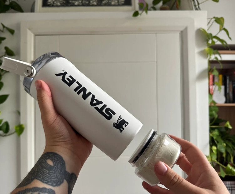 شیکر استنلی ۵۹۰ میلی لیتر مخزن دار مدل Activate Shaker Bottle